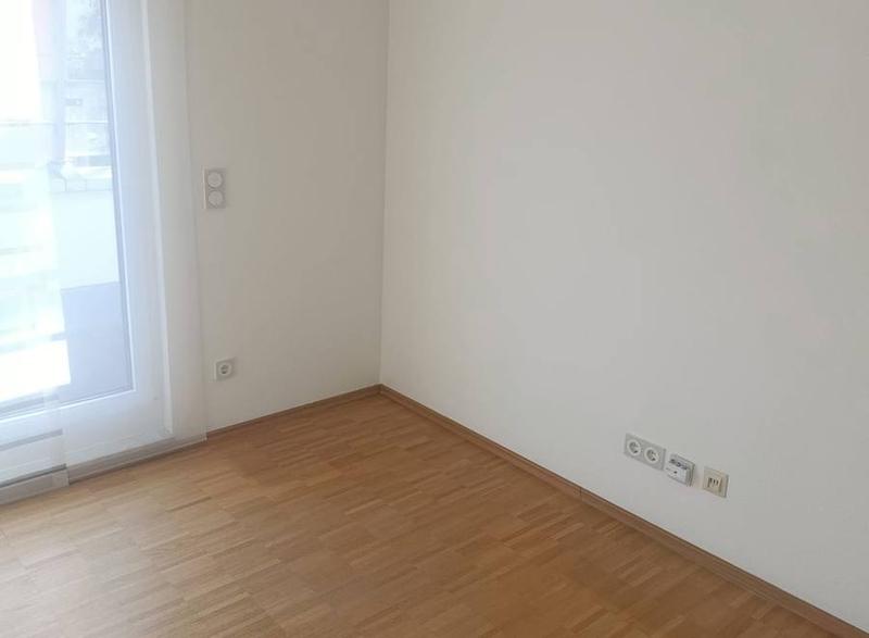 Leeres Zimmer mit Balkontür