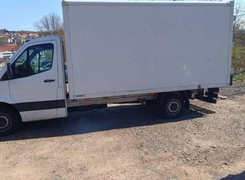 Weißer Koffer-LKW für Umzüge auf einem Schotterplatz
