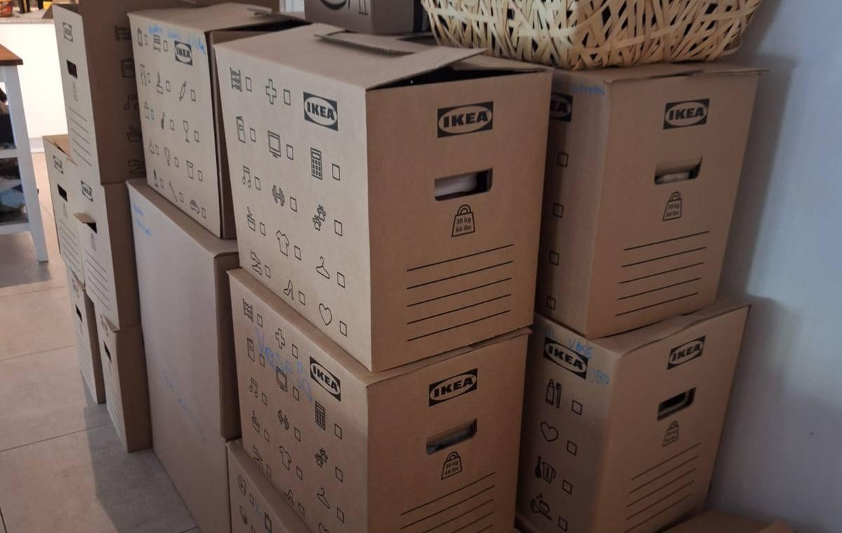 Gepackte und beschriftete Umzugskartons in einer Wohnung